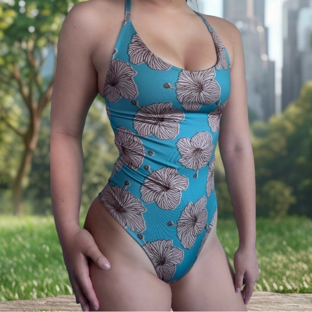 Neutral-toned hibiscus floral reversible strappy one piece swimsuit. Size S